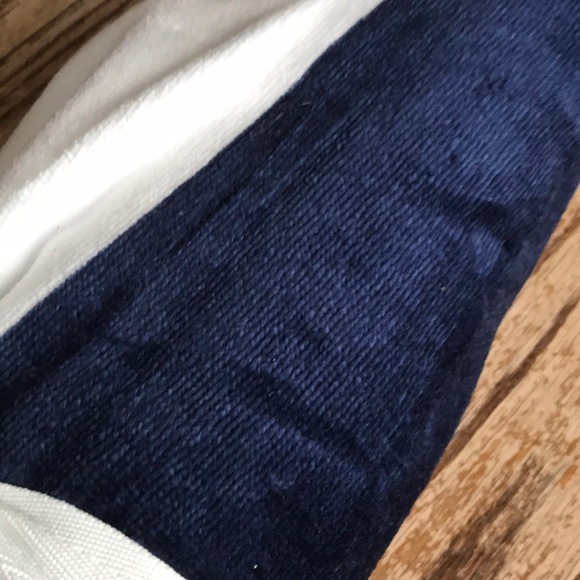 Bold navy stripe beach towel - Picture 2 of 4